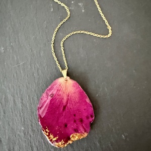 Pandantiv Petala trandafir si rasina uv - bijuterii - coliere - pandative - Artynos.ro