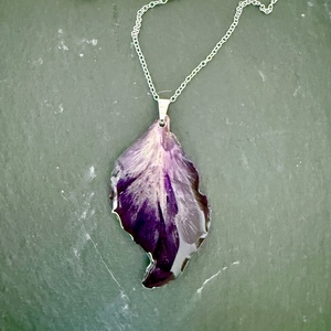 Pandantiv cu petala de gladiola mov si rasina - bijuterii - coliere - coliere cu pandative - Artynos.ro