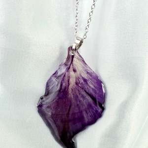 Pandantiv cu petala de gladiola mov si rasina - bijuterii - coliere - coliere cu pandative - Artynos.ro