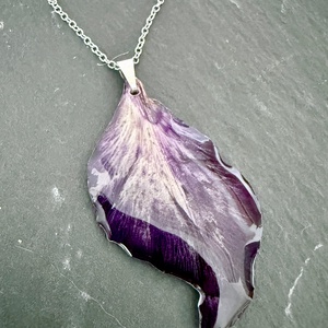 Pandantiv cu petala de gladiola mov si rasina - Artynos.ro