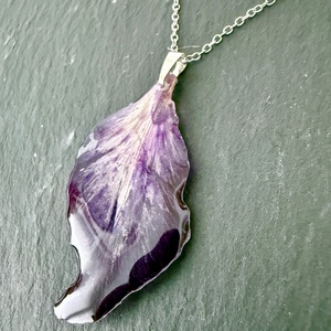 Pandantiv cu petala de gladiola mov si rasina - bijuterii - coliere - coliere cu pandative - Artynos.ro