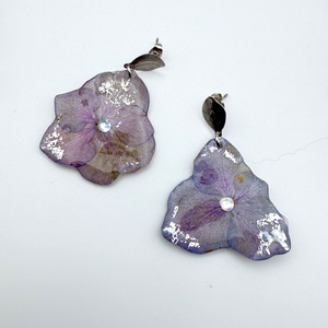 Cercei din flori naturale de hortensie � creație handmade - bijuterii - cercei - cercei din rășină - Artynos.ro