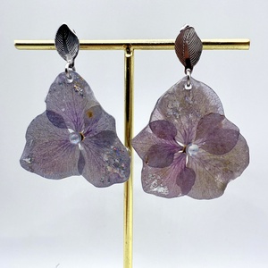 Cercei din flori naturale de hortensie � creație handmade - bijuterii - cercei - cercei din rășină - Artynos.ro