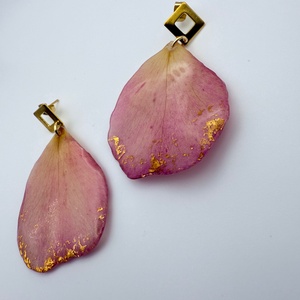 Cercei petale de trandafir roz si rasina - bijuterii - cercei - cercei din rășină - Artynos.ro