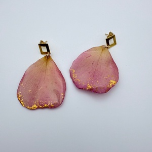 Cercei petale de trandafir roz si rasina - bijuterii - cercei - cercei din rășină - Artynos.ro