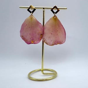 Cercei petale de trandafir roz si rasina - bijuterii - cercei - cercei din rășină - Artynos.ro