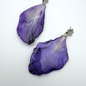 Cercei handmade cu petale de gladiolă mov � flori naturale - bijuterii - cercei - cercei din rășină - Artynos.ro