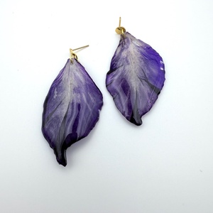 Cercei handmade cu petale de gladiolă mov � flori naturale - bijuterii - cercei - cercei din rășină - Artynos.ro