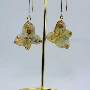 Cercei handmade din flori reale de hortensie � creație delicată - bijuterii - cercei - cercei din rășină - Artynos.ro