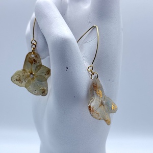 Cercei handmade din flori reale de hortensie � creație delicată - bijuterii - cercei - cercei din rășină - Artynos.ro