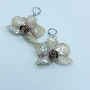 Cercei handmade cu flori reale de orhidee � creatie unicat, Bijuterii, Cercei, Cercei din rasina, Aranjament de flori, Confectionarea bijuteriilor, ARTYNOS