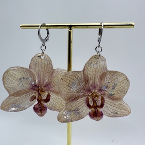 Cercei handmade cu flori reale de orhidee � creație unicat - bijuterii - cercei - cercei din rășină - Artynos.ro