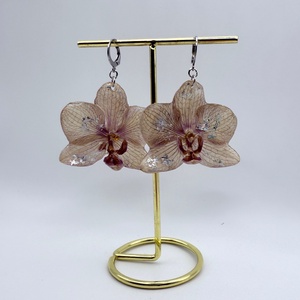 Cercei handmade cu flori reale de orhidee � creație unicat - bijuterii - cercei - cercei din rășină - Artynos.ro