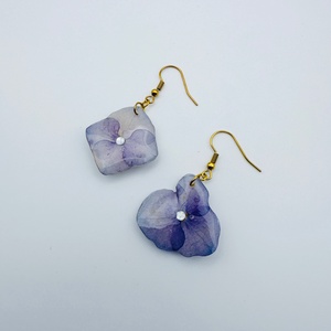 Cercei cu hortensie naturală � bijuterii handmade unicat - bijuterii - cercei - cercei din rășină - Artynos.ro