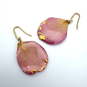 Cercei handmade cu petale naturale de trandafir roz� bijuterii unicat, Bijuterii, Cercei, Cercei din rasina, Aranjament de flori, Confectionarea bijuteriilor, ARTYNOS