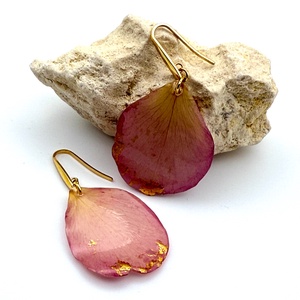 Cercei handmade cu petale naturale de trandafir roz� bijuterii unicat - bijuterii - cercei - cercei din rășină - Artynos.ro