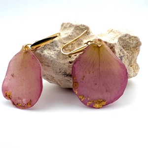 Cercei handmade cu petale naturale de trandafir roz� bijuterii unicat - bijuterii - cercei - cercei din rășină - Artynos.ro