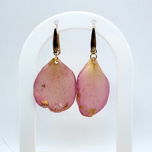 Cercei handmade cu petale naturale de trandafir roz� bijuterii unicat - bijuterii - cercei - cercei din rășină - Artynos.ro