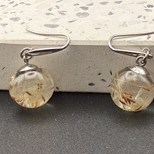 Cercei handmade cu puf natural de păpădie � bijuterie unicat - bijuterii - cercei - cercei din rășină - Artynos.ro