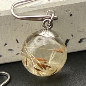 Cercei handmade cu puf natural de păpădie � bijuterie unicat - bijuterii - cercei - cercei din rășină - Artynos.ro