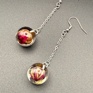 Cercei unicat cu boboc de trandafir real, conservați în rășină - bijuterii - cercei - cercei din rășină - Artynos.ro