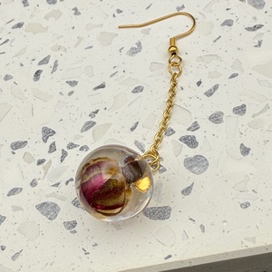 Cercei unicat cu boboc de trandafir real, conservați în rășină - bijuterii - cercei - cercei din rășină - Artynos.ro