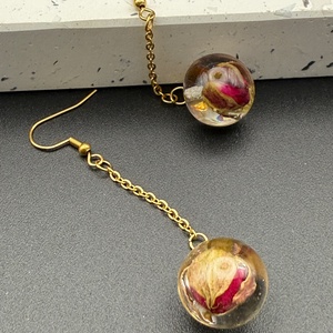 Cercei unicat cu boboc de trandafir real, conservați în rășină - bijuterii - cercei - cercei din rășină - Artynos.ro