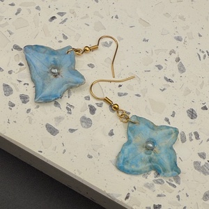 Cercei handmade inspirați din natură � hortensie reală în rășină - bijuterii - cercei - cercei din rășină - Artynos.ro