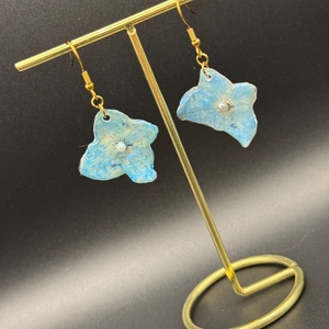 Cercei handmade inspirați din natură � hortensie reală în rășină - bijuterii - cercei - cercei din rășină - Artynos.ro
