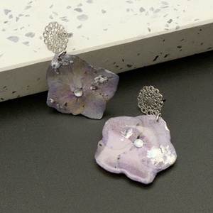Cercei unicat cu flori naturale de hortensie � handmade românesc - bijuterii - cercei - cercei din rășină - Artynos.ro