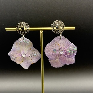 Cercei unicat cu flori naturale de hortensie � handmade românesc - bijuterii - cercei - cercei din rășină - Artynos.ro