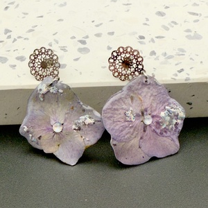 Cercei unicat cu flori naturale de hortensie � handmade romanesc, Bijuterii, Cercei, Cercei din rasina, Aranjament de flori, Confectionarea bijuteriilor, ARTYNOS