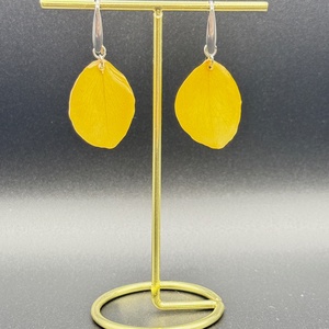 Cercei unicat cu petale naturale de trandafir galben � creatie handmade, Bijuterii, Cercei, Cercei din rasina, Aranjament de flori, Confectionarea bijuteriilor, ARTYNOS