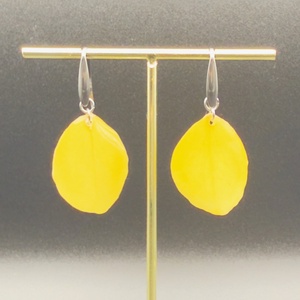 Cercei unicat cu petale naturale de trandafir galben � creație handmade - bijuterii - cercei - cercei din rășină - Artynos.ro