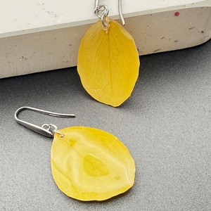 Cercei unicat cu petale naturale de trandafir galben � creație handmade - bijuterii - cercei - cercei din rășină - Artynos.ro