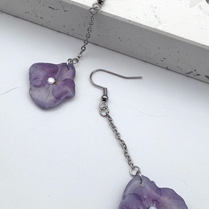 Cercei cu hortensie naturală � lucrat manual - bijuterii - cercei - cercei din rășină - Artynos.ro