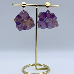 Cercei hortensie mov în rășină � eleganță naturală - bijuterii - cercei - cercei din rășină - Artynos.ro