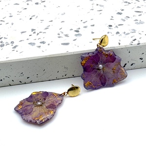 Cercei hortensie mov în rășină � eleganță naturală - bijuterii - cercei - cercei din rășină - Artynos.ro