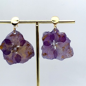 Cercei hortensie mov în rășină � eleganță naturală - bijuterii - cercei - cercei din rășină - Artynos.ro