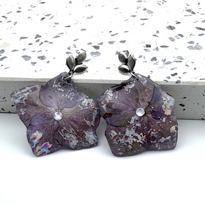 Cercei handmade din flori naturale de hortensie  � lucrat manual - bijuterii - cercei - cercei din rășină - Artynos.ro
