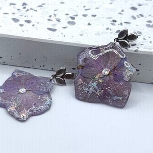 Cercei handmade din flori naturale de hortensie  � lucrat manual - bijuterii - cercei - cercei din rășină - Artynos.ro