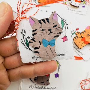Mărțișor broșă pisicuță pictată manual pe lemn - bijuterii - mărțișor - Artynos.ro