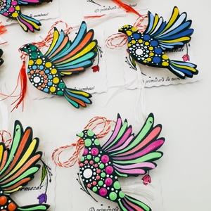 Martisor brosa porumbel pictat manual pe lemn � handmade - Artynos.ro