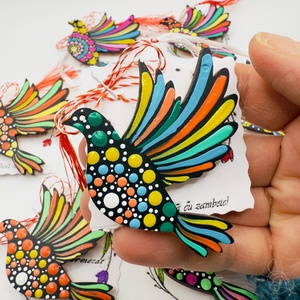 Mărțișor broșă porumbel pictat manual pe lemn � handmade - bijuterii - mărțișor - Artynos.ro