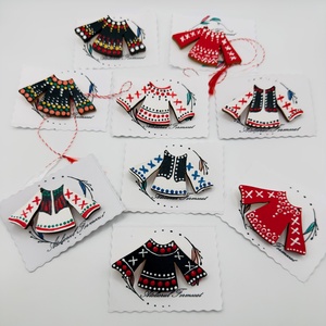 Mărțișor broșă ie tradițională pictată manual pe lemn - bijuterii - mărțișor - Artynos.ro