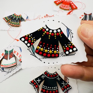 Mărțișor broșă ie tradițională pictată manual pe lemn - bijuterii - mărțișor - Artynos.ro