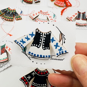 Mărțișor broșă ie tradițională pictată manual pe lemn - bijuterii - mărțișor - Artynos.ro