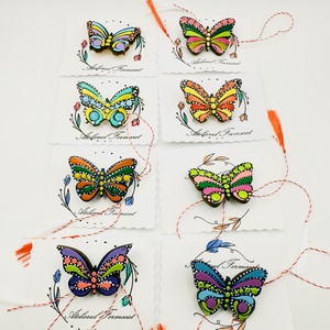 Mărțișor broșă fluture pictat manual pe lemn � tehnica punctului - bijuterii - mărțișor - Artynos.ro