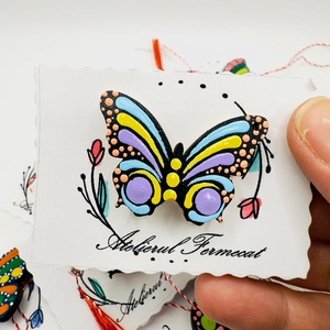 Martisor brosa fluture pictat manual pe lemn � tehnica punctului - Artynos.ro