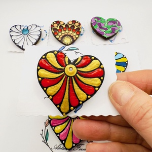 Mărțișor broșă inimioară pictată manual pe lemn - bijuterii - mărțișor - Artynos.ro